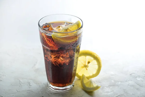 Cola Fresca Com Cubos Gelo Fatias Limão Copo Bebida Bebida — Fotografia de Stock