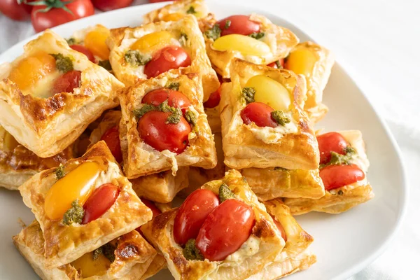 Puff Pastry Snacks Met Tomaat Roomkaas Kruid Pesto Vinger Voedsel — Stockfoto