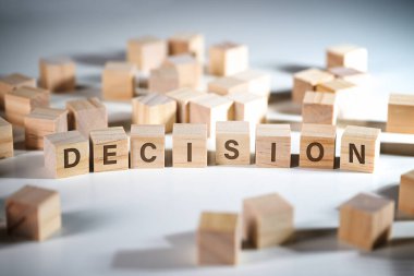 Tahta küplere yazılmış kelimeler, iş ve işte doğru seçimi yapma kavramı, gri arka plan, kopyalama alanı, seçili odak, dar alan derinliği