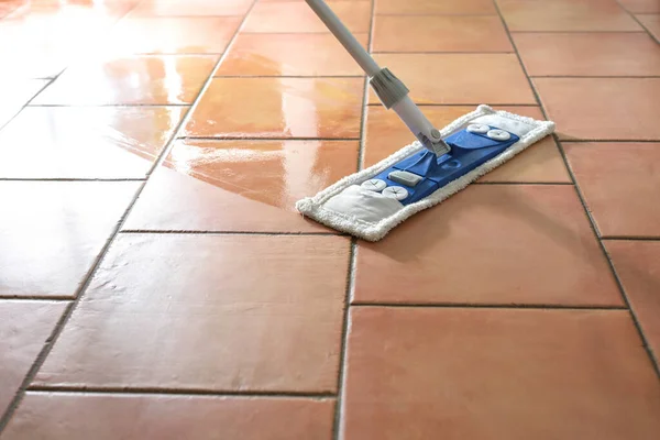 Flat Wet Mop Made Microfiber Wipes Tiled Terracotta Floor Daily — Stock Photo, Image
