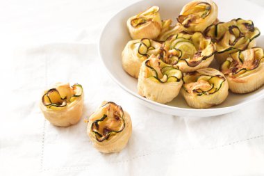 Kabak dilimli poğaça kekleri, açık büfe için beyaz kasede parmak yiyeceği, kopyalama alanı, seçilmiş odak, dar alan derinliği.