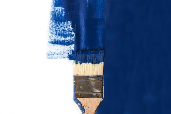 Schilderborstel Schilderen Een Wit Oppervlak Half Met Blauwe Kleur Concept — Stockfoto