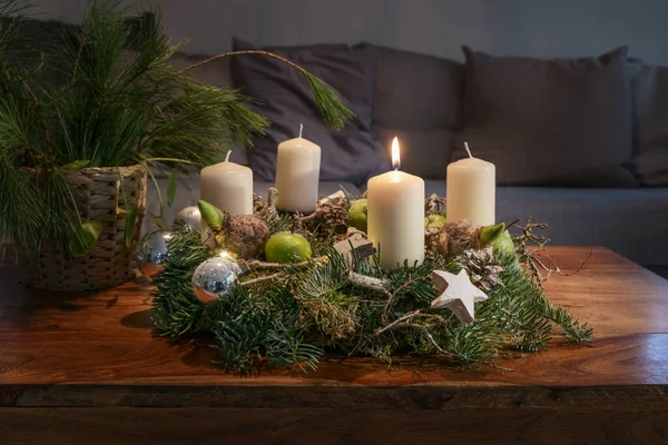Birinci Advent Bir Yanan Beyaz Mum Noel Süslemesi Ile Kanepenin — Stok fotoğraf