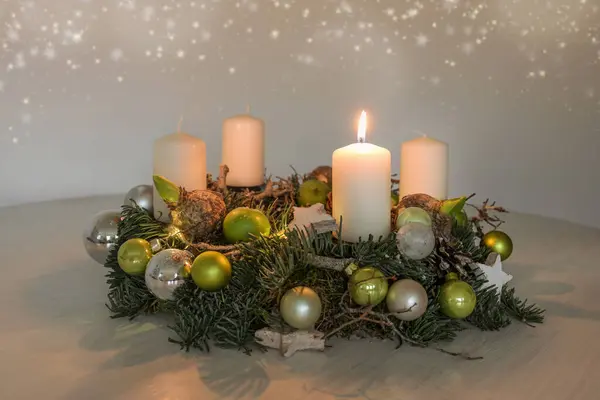 Πρώτη Advent Στεφάνι Ένα Κάψιμο Λευκό Κερί Και Πράσινο Χριστουγεννιάτικη — Φωτογραφία Αρχείου