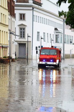 Eski Lubeck kasabasının sel basmış sokaklarından geçen itfaiye kamyonu, Trave nehri taştığında, nehir taştığında, Baltık Denizi, Almanya, kopyalama alanı, seçilmiş odak noktası