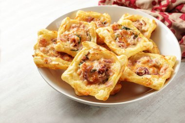 Beyaz kasede jambon, ıspanak ve peynirli fırınlanmış hamur tatlısı, sıcak ya da soğuk bir parti büfesi için parmak atıştırmalığı, fotokopi alanı, seçilmiş odak alanı, dar alan derinliği.