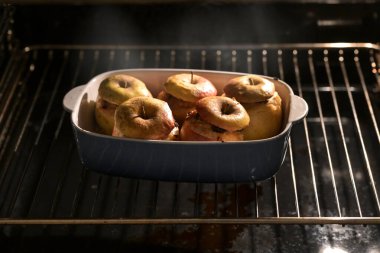 Fırında pişmiş elmalar, badem, bal ve tarçınla doldurulmuş, Şükran Günü, Noel veya yeni yıl tatili tatlısı hazırlığı, kopyalama alanı, seçilmiş odak noktası