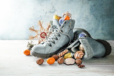 Nicholas günü ya da Almanya 'da Aralık ayında Nikolaus Tag, soğuk mavi arka plan, kopya alanı, seçilmiş odak, dar alan derinliği ve Noel süslemeleri ile dolu kış botları