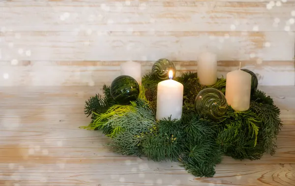 První Adventní Přírodní Adventní Věnec Bílými Svíčkami Zapálený Zelené Vánoční — Stock fotografie