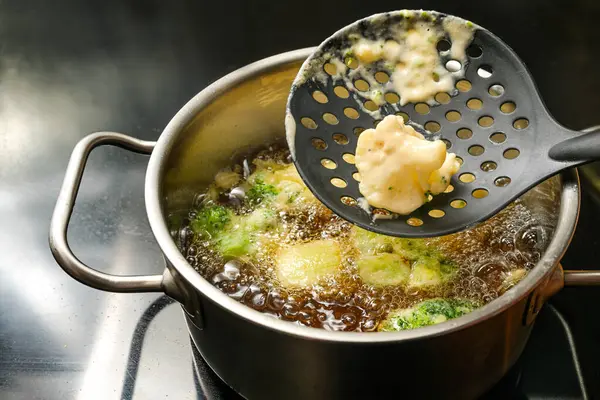 Deep Frying Cauliflower Broccoli Wrapped Beer Batter Pot Hot Boiling — Stock Photo, Image