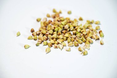 Karabuğday tohumlarının filizlenme süreci, canlı enzimler açısından zengin sağlıklı filizler, hayati maddeler, mineraller ve sindirilebilir proteinler, yakın çekim fotokopi alanı, seçilmiş odak alanı, dar alan derinliği