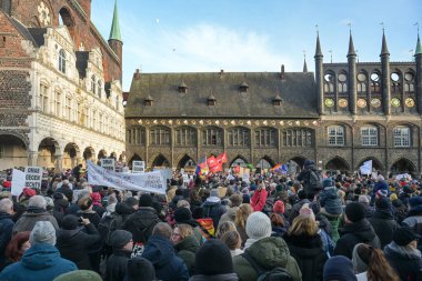 Lubeck, Almanya, 22 Ocak 2024: Lubeck belediye binasındaki gösteride ırkçılığı ve sağ görüşlü AFD partisini, kopyalama alanını, seçilmiş odak noktasını protesto eden büyük bir kalabalık