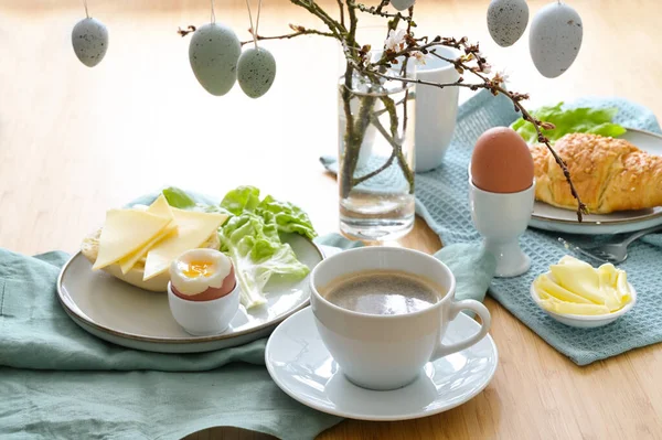 Frühstück Mit Kaffee Brötchen Butter Und Käse Auf Blaugrauen Servietten Stockbild