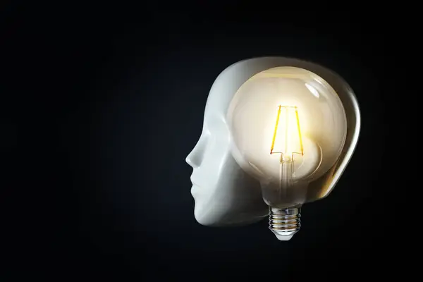 Weißer Kopf Einer Schaufensterpuppe Mit Glühender Glühbirne Gehirn Konzept Für lizenzfreie Stockbilder