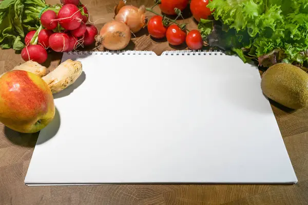 Spiralheft Mit Weißem Papier Und Frischen Lebensmitteln Wie Gemüse Und Stockbild