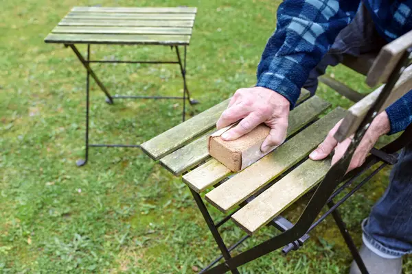 Hombre Está Limpiando Restaurando Muebles Madera Aire Libre Lijando Madera Imagen De Stock