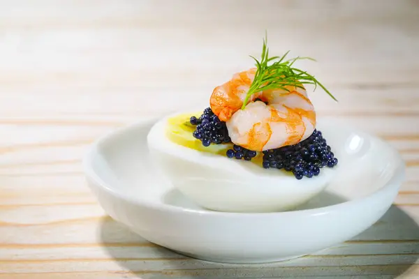 Huevos Cocidos Mitad Con Caviar Negro Gambas Guarnición Eneldo Pequeño Imagen de archivo