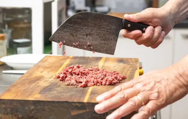 Cocine Picando Carne Cruda Con Una Cuchilla Cocina Rústica Bloque Fotos de stock