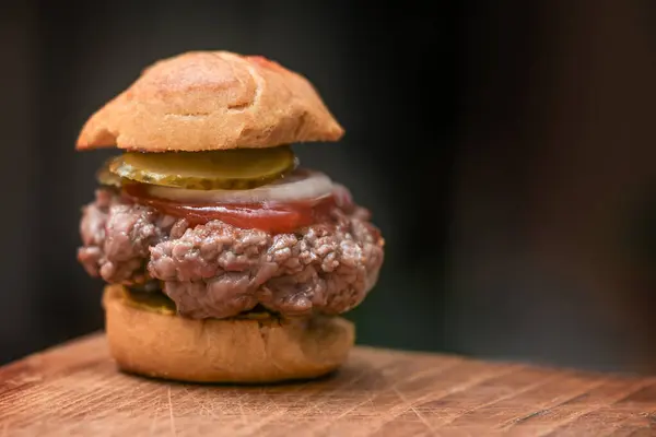 Mini Burger Bułką Musztardą Pasztetem Wołowym Ketchupem Cebulą Korniszonem Drewnianej Obraz Stockowy