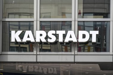Lubeck, Almanya, 30 Mayıs 2024: Karstadt marka logo, iflasın eşiğindeki mağaza, ekonomi ve iş konsepti, seçilmiş odak noktası