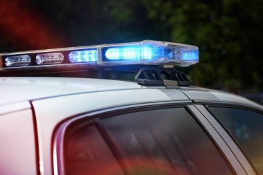 Otomobil ayarı, ışık çubuğu yanıp sönen LED mavi ışık çatıya Amerikan polis arabasına benzemesi için monte edilmiştir, tasarımın bireysel modifikasyonu, koyu arkaplan, kopyalama alanı, seçili odak noktası