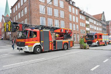 Lubeck, Almanya, 7 Haziran 2024: Operasyon için eski kentten geçen itfaiye araçları, şehir festivalleri veya büyük konserler, kopyalama alanı, seçili odak noktası gibi etkinliklerin önleme kavramı