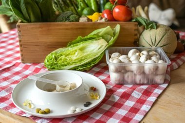 Vitamin, mineral ve lif dolu taze sebzeler yerine tablet veya toz şeklinde beslenme takviyeleri, sağlıklı beslenme konsepti, seçilmiş odak noktası, dar alan derinliği