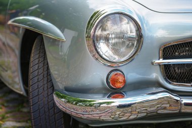 Yuvarlak far ve döner sinyaller güzel gümüş-gri vintage bir araba, seyahat, onarım, satış veya ulaşım konsepti, seçilmiş odak, dar alan derinliği