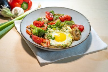 Karıştırılmış karışık sebze ve tabakta kızarmış yumurta, vitaminli ve proteinli sağlıklı bir diyet yemeği ama karbonhidrat olmadan, kopyalama alanı, seçilmiş odaklanma