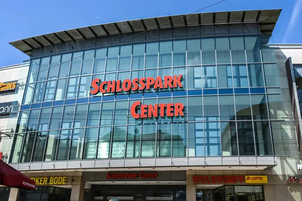 Schwerin, Almanya, 29 Temmuz 2024: Schlosspark-Center, Mecklenburg-Batı Pomerania 'daki eski Schwerin kasabasında birçok mağazası bulunan büyük alışveriş merkezinin cam cephesi