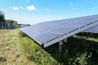 Yenilenebilir enerji, fotovoltaik sistemler ve güneş teknolojisi endüstrisi, mavi gökyüzü, kopyalama alanı, seçili odak noktası için bir alan üzerindeki güneş panelleri