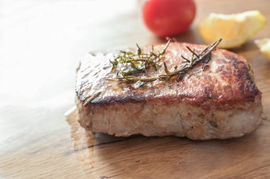 Tahtada otlu domuz filetosu, ahşap mutfak tahtasındaki leziz et, fotokopi alanı, seçilmiş odak noktası, dar alan derinliği.