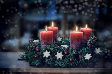 Dört yanan mum ve Noel süslemesi ile advent çelenk gece mavi ışık, karlı bokeh, fotokopi alanı, renkli fotoğraf, seçilmiş odak, dar alan derinliği