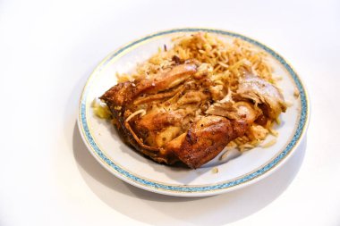 Biryanili tavuk, geleneksel Asya usulü kızarmış baharatlı pilav tabakta porsiyon ve açık masa, fotokopi alanı, seçilmiş odak, dar alan derinliği