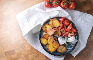 Kızarmış patates, domates ve rulo paspas, salamura balık filetosu ile geleneksel balık yemeği, Almanya 'da akşamdan kalma, kopya alanı, yukarıdan üst görünüm, seçilmiş odak noktası