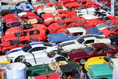 Lubeck, Almanya, 11 Mayıs 2025: Güneşli bir günde bit pazarındaki koleksiyoncular için çeşitli markalardan minyatür model arabalar veya oyuncak arabalar, kopyalama alanı, seçilmiş alan, dar alan derinliği