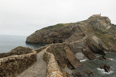 Ünlü turizm merkezi San Juan de Gaztelugatxe Bask Bölgesi, İspanya. Game of Thrones 'un film mekanlarından biri, Ejderha Taşı.