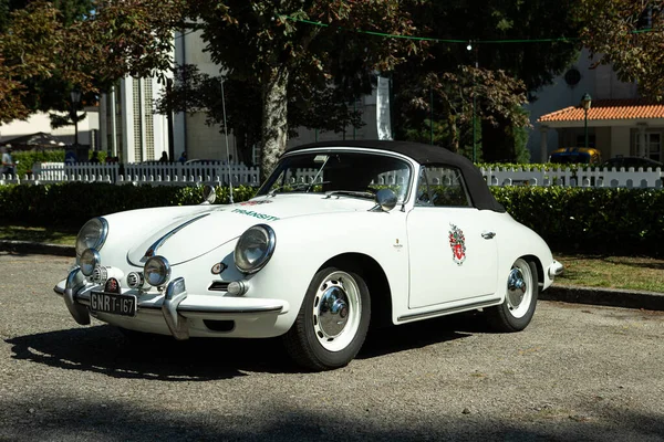 Caramulo, Portekiz - 04 Eylül 2021: Porsche 356 Cabriolet Caramulo Motor Festivali, 2021 Portekiz polis GNR 'sinden