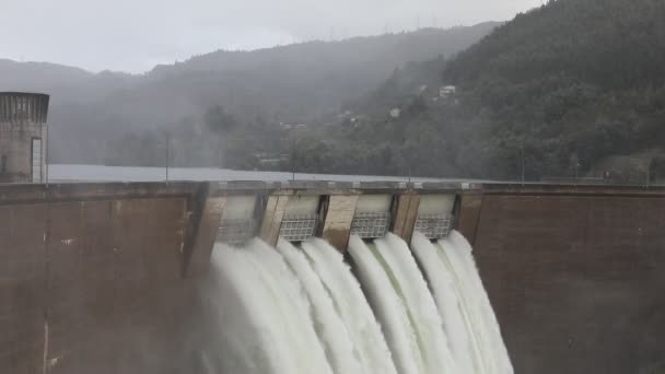 Son Günlerdeki Aşırı Yağmurdan Dolayı Kanada Barajı Boşaltımı Kasım 2023 — Stok video
