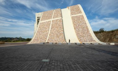 Santiago de Compostela, İspanya - 14 Ekim 2021: Cidade da Cultura de Galicia 'da fütürist mimari. Centro Gaias Müzesi. Ünlü mimar Peter Eisenman tarafından tasarlandı.