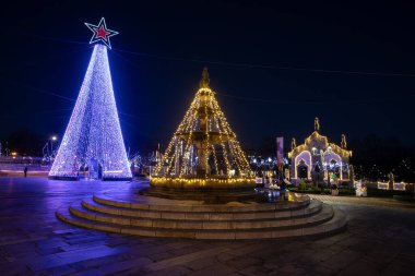 Barcelos, Portekiz - 13 Aralık 2023: Barcelos şehir merkezinde Noel ışıkları süslemesi. Noel sokak ışıkları