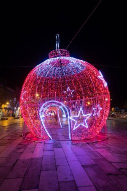Barcelos, Portekiz - 13 Aralık 2023: Barcelos şehir merkezinde noel ışıkları süslemeli dev balo. Noel sokak ışıkları
