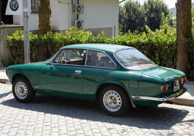 Caramulo, Portekiz - 04 Eylül 2021: Alfa Romeo GT 1600 Junior, Caramulo Motor Festivali 'nde sergilenen İtalyan spor otomobil.