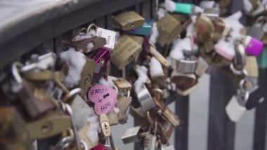 Kopenhag, Danimarka - 26 Ocak 2019: Kopenhag Nyhavn 'daki bir köprüde karla kaplanmış aşk dolapları (4K, 25fps)