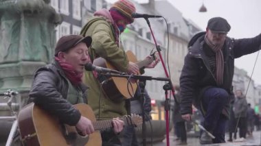 Kopenhag, Danimarka - 26 Ocak 2019: Sokak müzik grubu Kopenhag 'da canlı performans sergiliyor (4K, 25fps)