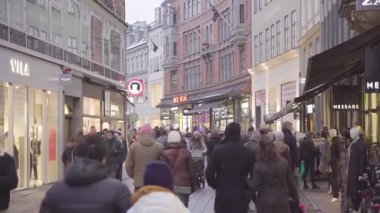 Kopenhag, Danimarka - 26 Ocak 2019: İnsanlar sığ bir alan derinliğine sahip bir sokakta yürürler (4K, 25fps)