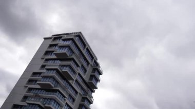 Berlin 'de fırtınalı bir gri gökyüzü ve bir binayla zamanlaması