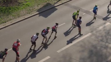 BERLİN, GERMANY - CIRKA MAYIS 2019: Bir şehir pistinde patenci grubuyla hızlı sürüş (4K, 25 fps)