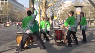 BERLİN, GERMANY - CIRKA APRIL 2019: Spor maratonu sırasında sokakta davul çalan yaşlı kadın orkestrası (bileşik, 1080p, 60fps)