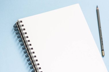 Mavi arkaplanda not al